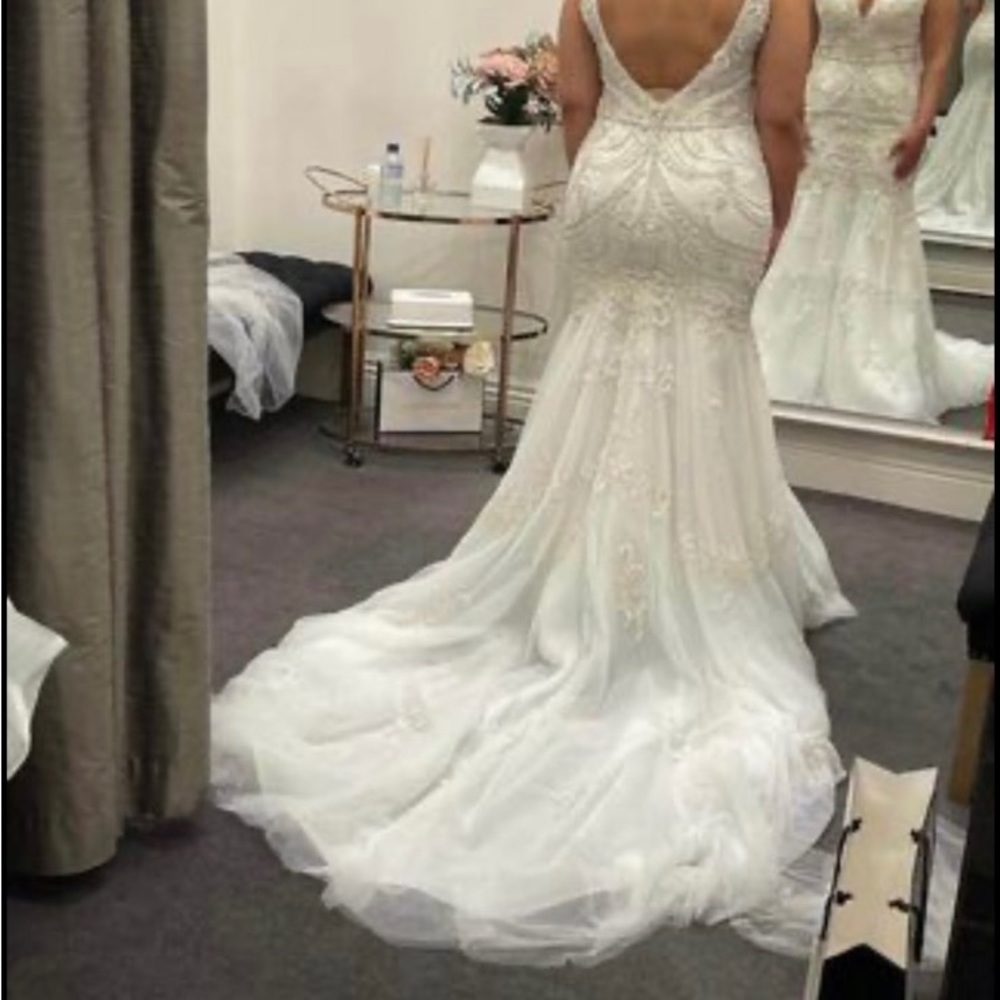 BRAND NEW WEDDING DREESS - Picture 4 of 9